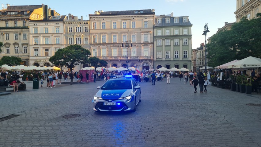 Kraków. "Stop terrorowi!": Setki osób protestowało na Rynku Głównym przeciwko rosyjskiej inwazji na Ukrainę [ZDJĘCIA]