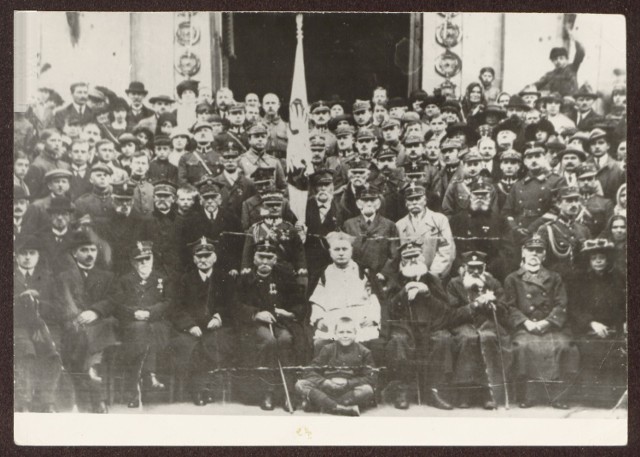 Fotografia weteranów powstania styczniowego, zrobiona przed lubelską katedrą w pierwszej poł. lat 20. XX w.  W pierwszym rzędzie biskup M. Fulman 