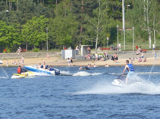 W weekendy na Rejowie od skuterów wodnych i motorówek bywa gęsto. Na zbiorniku panuje "wolna Amerykanka".