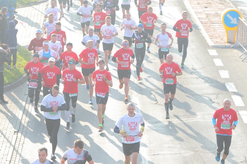 Około 25 tysięcy biegaczy zmaga się z 10-kilometrową trasą...