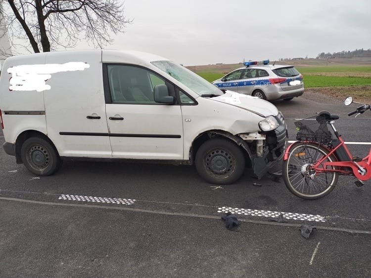Tragiczny wypadek w Baruchowie pod Włocławkiem. Samochód osobowy potrącił rowerzystkę. Kobieta zginęła na miejscu