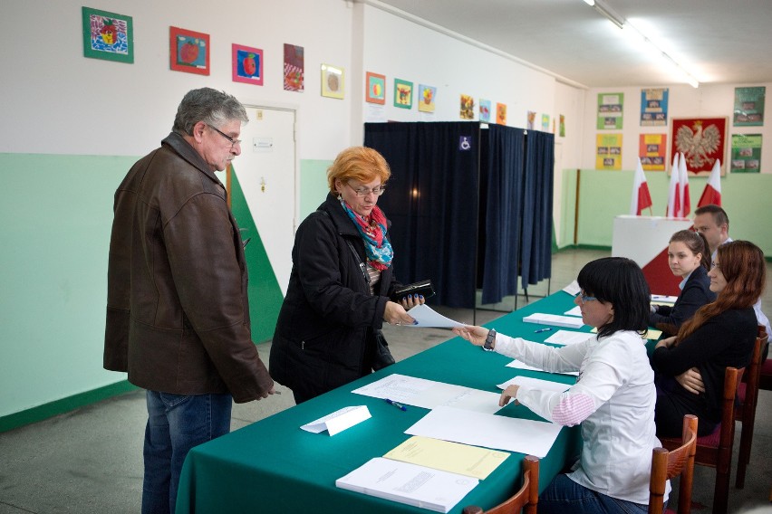 Prezydent Robert Biedroń zagłosował w wyborach (wideo)
