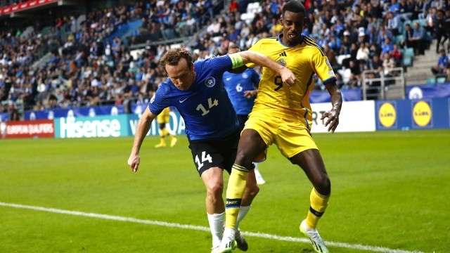 Kapitan reprezentacji Estonii Konstantin Vassiliev walczy o piłkę z napastnikiem reprezentacji Szwecji Alexandrem Isakiem w meczu kwalifikacji Euro 2024