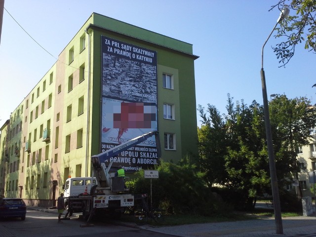 Antyaborcyjny baner uderzający w sąd w Opolu na kamienicy przy skrzyżowaniu ulic Książąt Opolskich i Sądowej