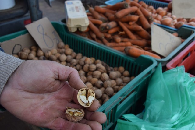 Na targowisku w Nowej Soli można kupić orzechy włoskie. Są dostępne u wielu sprzedawców. Ceny orzechów w łupinach od 8 do 10 zł za kilogram.Czytaj też: Ile wydasz na święta?