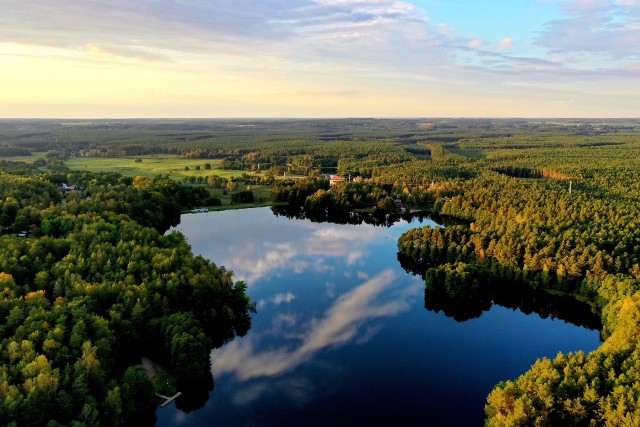 Jezioro Krzynia na ujęciach z drona.