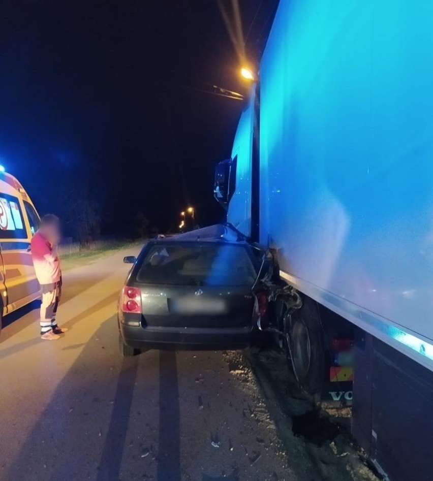 Niemiry. Pijany wjechał w naczepę TIR-a. Tłumaczył, że nie zauważył, bo… chciał odebrać telefon! Zdjęcia