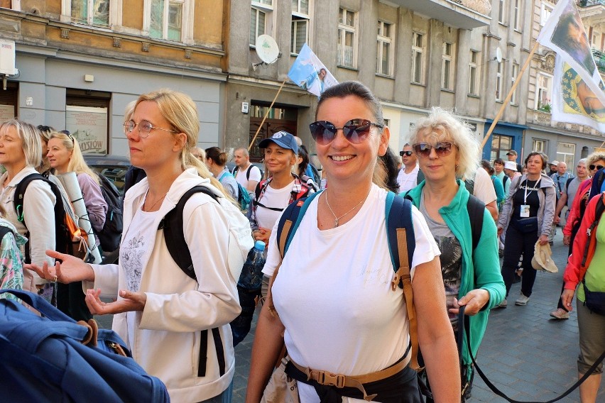 Biskup też człowiek. Chodzi na piesze pielgrzymki, ma bąble, czuje zmęczenie, śpi w namiocie i nosi nagłośnienie na plecach