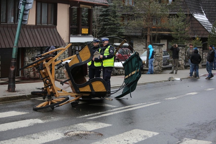 Wypadek fasiąga w Zakopanem. Ranny woźnica, jedno ze zwierząt nie żyje [ZDJĘCIA, WIDEO]