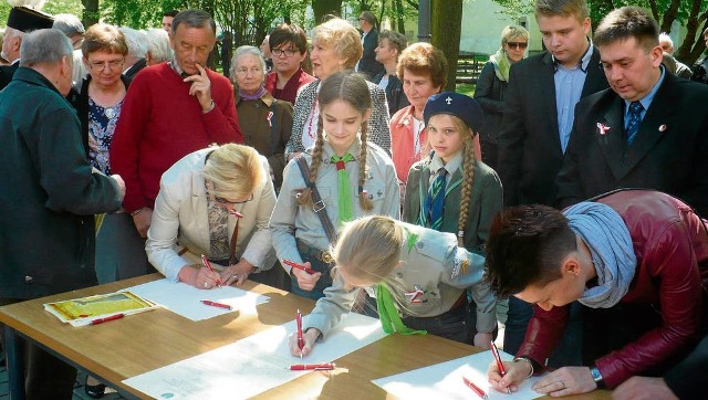 Z możliwości złożenia podpisu pod aktem erekcyjnym pomnika skorzystało wiele osób