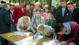 Przedwojenny obelisk wrócił do Wieliczki