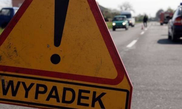 W Czarnej Dąbrówce kierowca samochodu ciężarowego MAN nie zachował bezpiecznej odległości od poprzedzającego pojazdu i najechał na tył Mercedesa.
