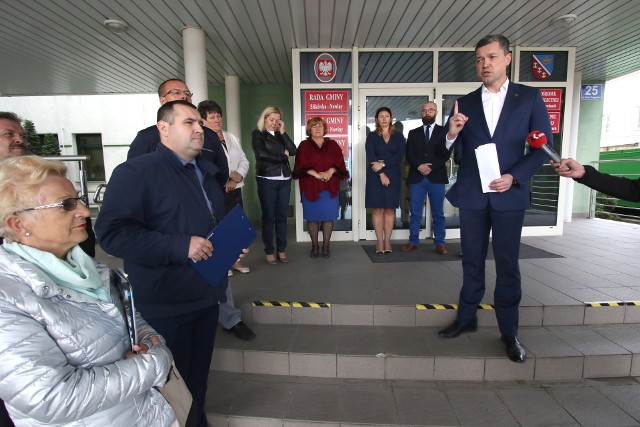 Konferencja przed budynkiem Urzędu Gminy w Sitkówce-Nowinach