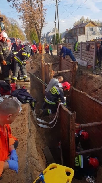 Wypadek przy pracy w Suchedniowie. Pękła rura, osunęła się ziemia. Jedna osoba w szpitalu