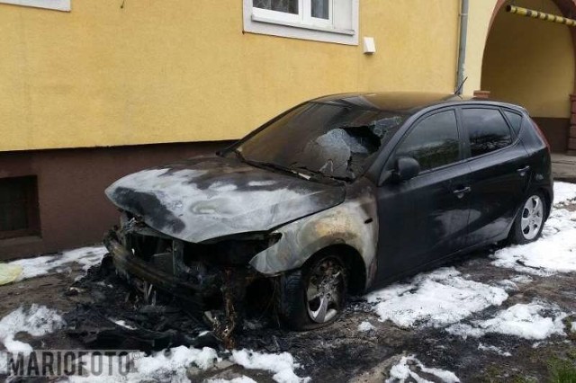 Auto stało w pobliżu budynku, dlatego istniało ryzyko, że ogień przeniesie się na niego. Ostatecznie udało się tego uniknąć. 