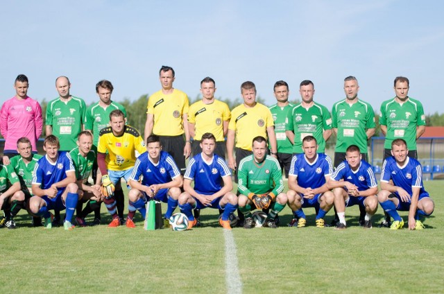 Pamiątkowe zdjęcie kadry regionu radomskiego (niebieskie stroje) z ekipą Górnika Łęczna. Na nowym obiekcie w Kuczkach wpadło ostatecznie 11 bramek. Ważna była fajna zabawa