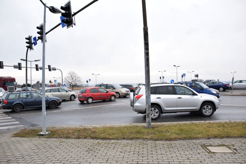 Paraliż na ważnym skrzyżowaniu na krajowej 28 w Krośnie. Wiatr złamał wysięgnik sygnalizacji [ZDJĘCIA]