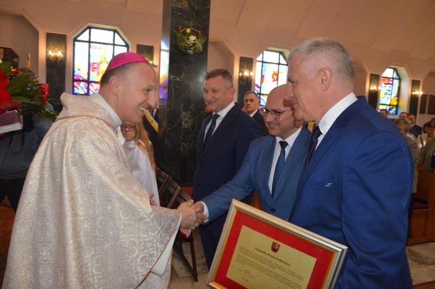 Biskup Marek Solarczyk odbiera dary dla parafii od...