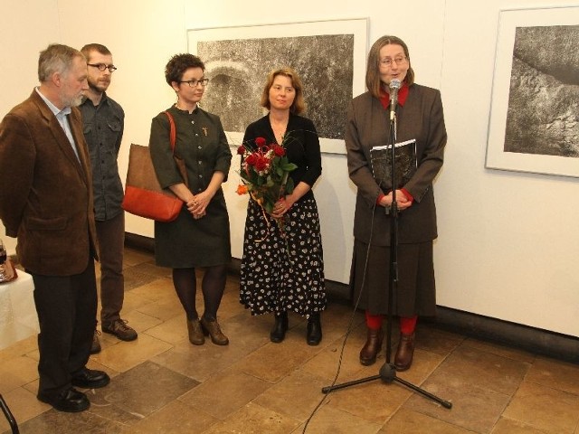 Henryk Sikora, Magdalena Szplit i Henryk Królikowski oraz Aleksandra Potocka &#8211; Kuc podczas otwarcia wystawy.