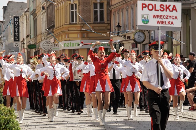 Od przemarszu muzyków ulicami miasta rozpoczął się (w piątek, 14 czerwca) w Inowrocławiu 47. Ogólnopolski Festiwal Młodzieżowych Orkiestr Dętych. Gwiazdą tegorocznej imprezy jest Artur Andrus. W festiwalu uczestniczy siedem młodzieżowych orkiestr z: Bydgoszczy, Krasocina, gminy Rząśnia, Woli, Wręczycy i Zwolenia. Są też i zagraniczni goście - białoruska Wzorowa Młodzieżowa Orkiestra Dęta z Gimnazjum College’u Sztuki w  Mohylewie.Pierwszego dnia, oprócz wspomnianego przemarszu ulicami Inowrocławia, odbył się też koncert w muszli Parku Zdrojowego. Każdy z zespołów zaprezentował swój estradowy repertuar oraz musztrę paradną. W sobotę, 15 czerwca, o godzinie 20, także w muszli koncertowej Solanek, Koncert Nocny z  udziałem Artura Andrusa. Artysta m. in. wystąpi razem ze wszystkim orkiestrami  wykonując swój przebój „Cyniczne Córy Zurychu”. Jutro, w niedzielę 16 czerwca, o godz. 11 rozpocznie się w Solankach Koncert Galowy. Będą wspólne wykonania utworów obowiązkowych, popłyną znane przeboje i standardy, nie zabraknie musztr paradnych. Po  koncercie ceremonia wręczenia nagród.