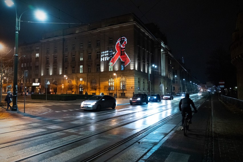 Czerwona kokardka na ulicach Krakowa. Co to za akcja?