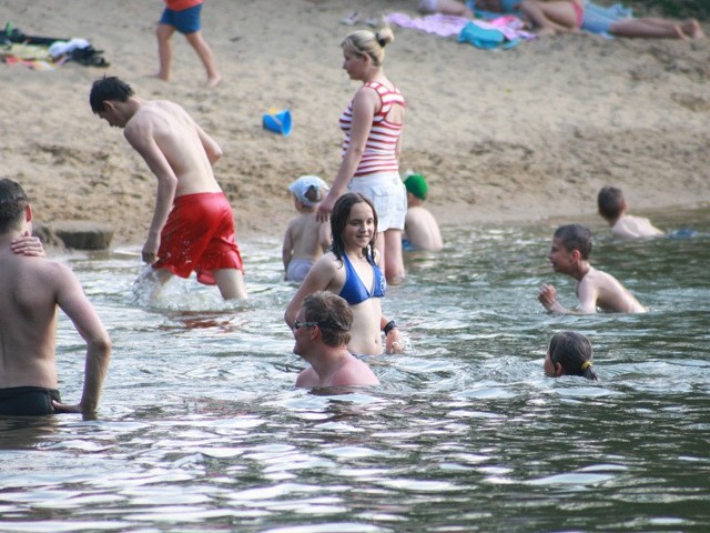Słupszczanie chętnie korzystają z możliwości ochłodzenia się na kąpielisku w parku Trendla. 
