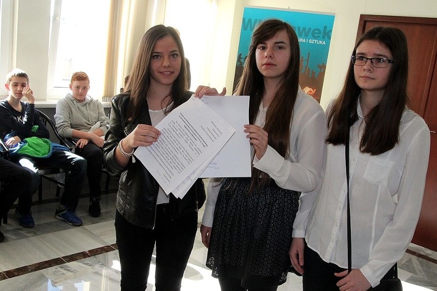 Petycję przyniosły Paulina, Marta i Agata, uczennice...