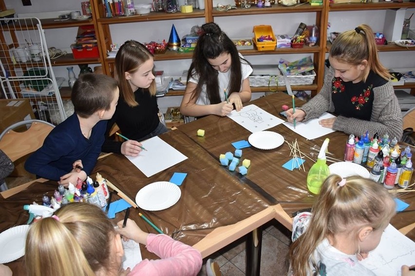 Tworzenie masek teatralnych, witraży i wycieczki. Wesołe ferie w Czarnej Dąbrówce (zdjęcia)