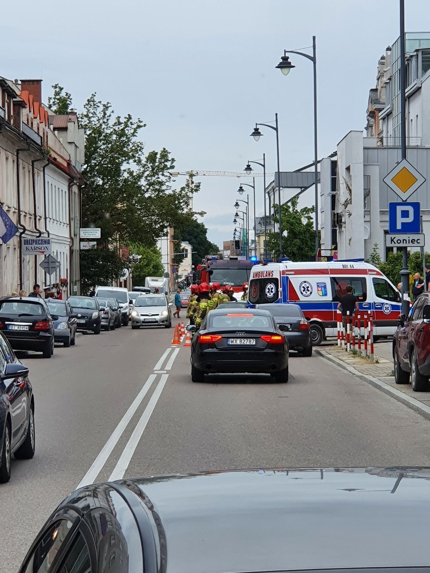 Białystok. Wypadek na ul. Warszawskiej. Zderzenie forda z audi. Jedna osoba trafiła do szpitala [ZDJĘCIA]