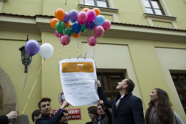 W ciągu roku pracujemy, jednocześnie zarabiamy i płacimy podatki oraz składki bez rozdzielania tych czynności. Gdybyśmy jednak umownie od początku roku w pierwszej kolejności opłacali wszystkie podatki zapłacone w ciągu całego roku, to dzień, w którym pieniądze po wcześniejszym opłaceniu wszystkich nałożonych na nie obciążeń, byłyby symbolicznym Dniem Wolności Podatkowej.(na zdjęciu handicap "PIT w kosmos")