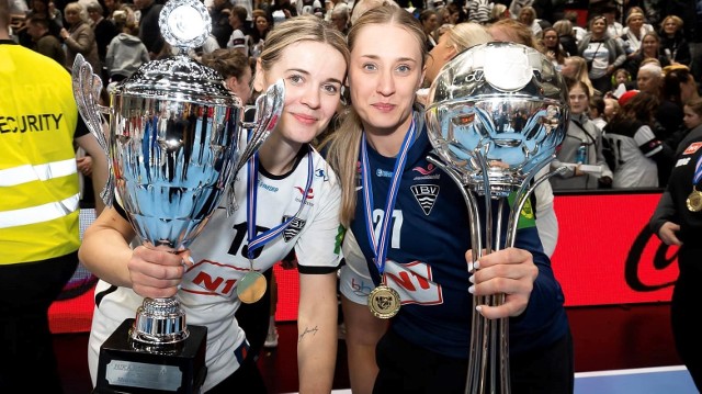 Byłe piłkarki ręczne KSS Kielce, Karolina Olszowa (z lewej) i Marta Wawrzynkowska, zostały mistrzyniami Islandii.