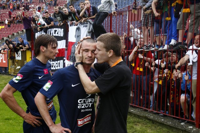Spotkanie z kibicami przy płocie po przegranym meczu z Bełchatowem, było dla piłkarzy Pogoni mocnym przeżyciem.