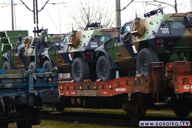 Transport wojskowy do Suwałk. Głównie wozy rozpoznania, ciężarówki i sprzęt inżynieryjny.