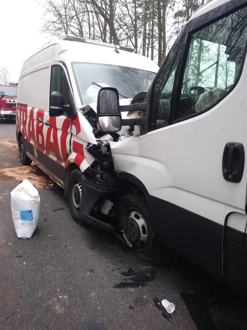 Groźny wypadek w Jodłownie 23.03.2021 r. Zderzyły się dwa samochody dostawcze, jedna osoba jest poszkodowana
