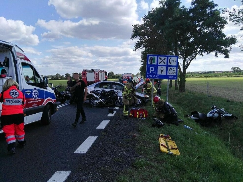 Samochód osobowy marki honda wjechał w grupę około 10...