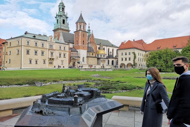 W tym roku na turyst&oacute;w czekają wirtualne spacery po Wawelu w ramach programu &quot;Darmowy listopad&quot;