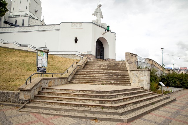 Ksiądz Tadeusz Żdanuk chce wyremontować schody. Radni zarezerwowali pieniądze na kościół św. Rocha w Białymstoku