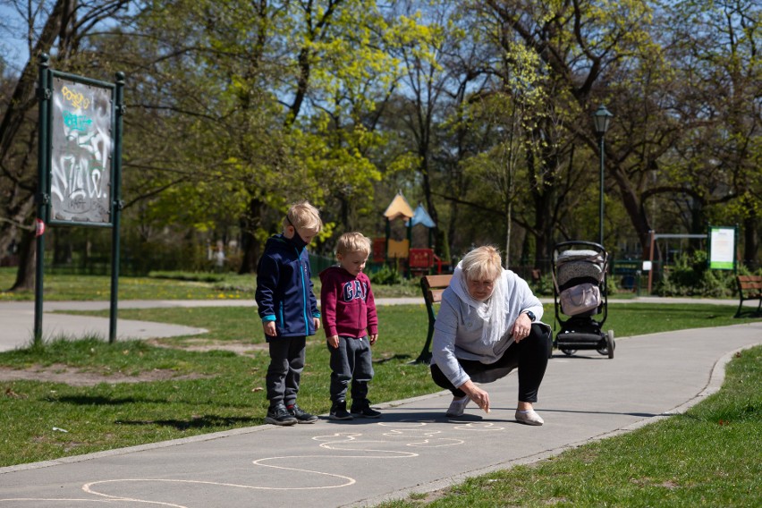 Krakowianie z radością wrócili do otwartych parków. Wszyscy zachowują jednak zalecany dystans [ZDJĘCIA]