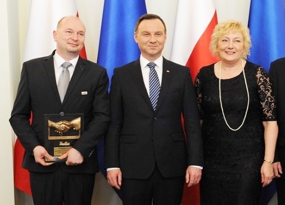 Migawka z uroczystości wręczenia certyfikatów. Od prawej stoją: Wiesława Pawłowska, dyrektor OSiR, Andrzej Duda, Prezydent RP i Mariusz Kawczyński, szef miejskich struktur NSZZ "Solidarność" w Inowrocławiu