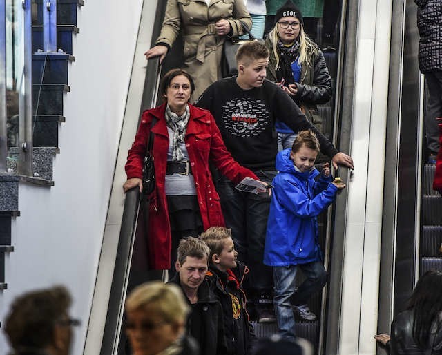 Ruchome schody na dworcu PKP są zbyt strome, by zwieźć nimi chorego leżącego na noszach. Nad taką ewentualnością zastanawiali się ratownicy