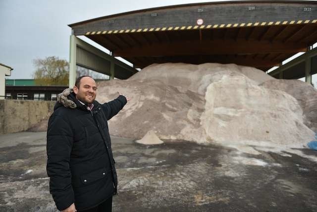 Rafał Ładziak z MPO pokazuje, że soli zimą nie zabraknie
