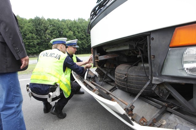 Przed wyruszeniem w podróż policjanci sprawdzą układ hamulcowy i kierowniczy, oświetlenie i wyposażenie elektryczne, osie koła, opony, zawieszenie oraz ewentualne wycieki paliwa lub oleju.