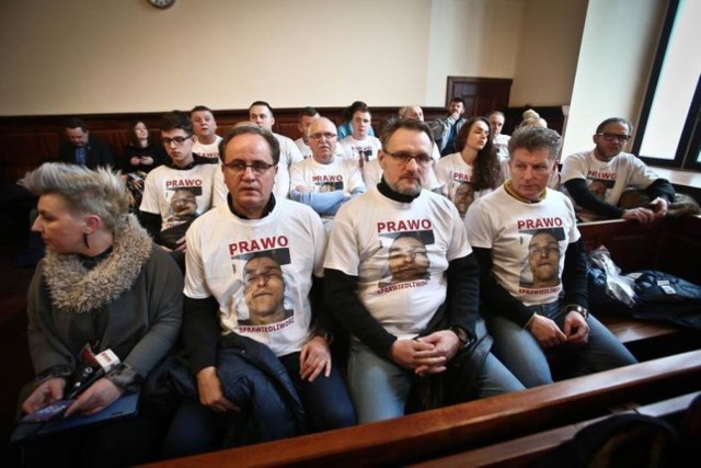 Milczący protest na procesie policjantów, oskarżonych o torturowanie Igora Stachowiaka
