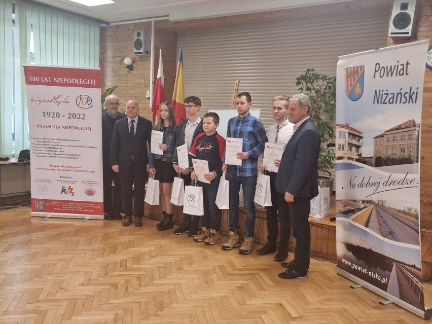Konkurs wiedzy o Niepodległej w Centrum Edukacji Zawodowej w Nisku. Nagrodzono zwycięzców (ZDJĘCIA)