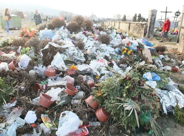 Wójt gminy Nowa Słupia Wiesław Gałka poinformował, że stertę odpadów leżącą przy cmentarzu zabierze firma sprzątająca, która ma podpisaną umowę z kościołem.