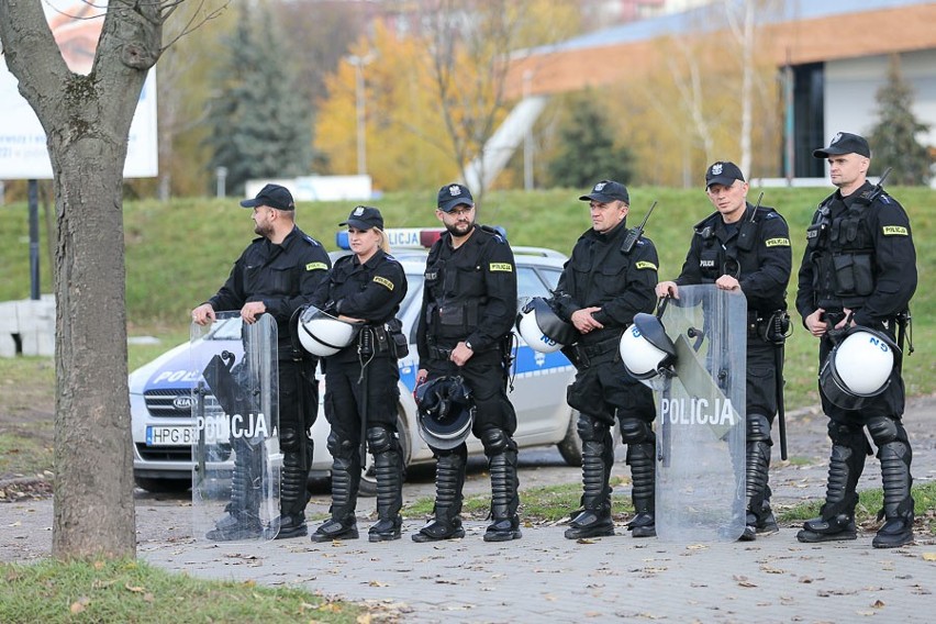 W wielkich derbach Tarnowa Unia lepsza od Tarnovii o trzy gole. Mecz zabezpieczały duże siły policji [ZDJĘCIA]