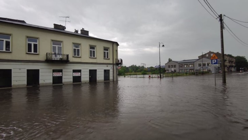 Burza nad Piotrkowem 24.06.2021. Ulewny deszcz zalał budynki...