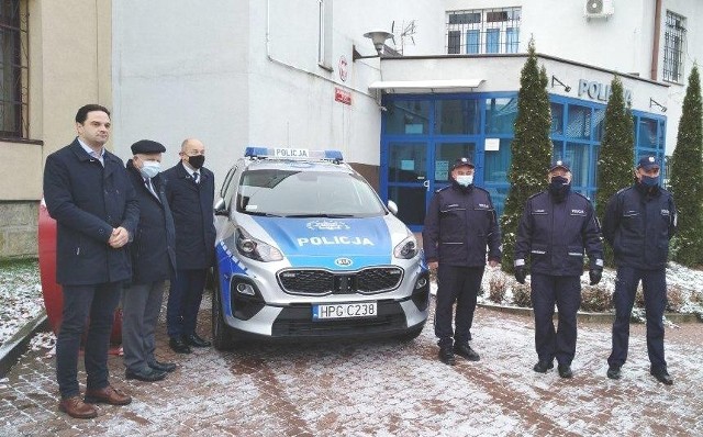 Trzej wójtowie gmin powiatu wadowickiego przekazali fabrycznie nowy radiowóz policjantom
