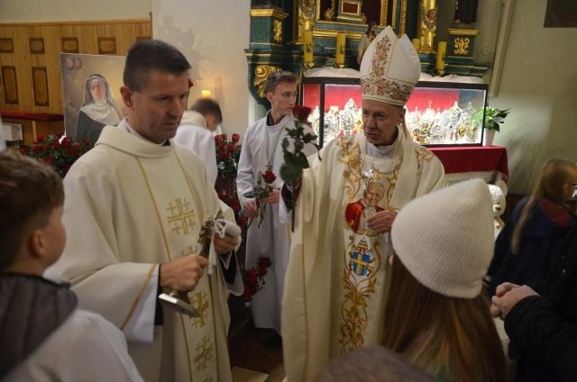 Relikwie świętej Rity zostały uroczyście prowadzone do kościoła pod wezwaniem Wszystkich Świętych w Brzezinach w powiecie kieleckim.