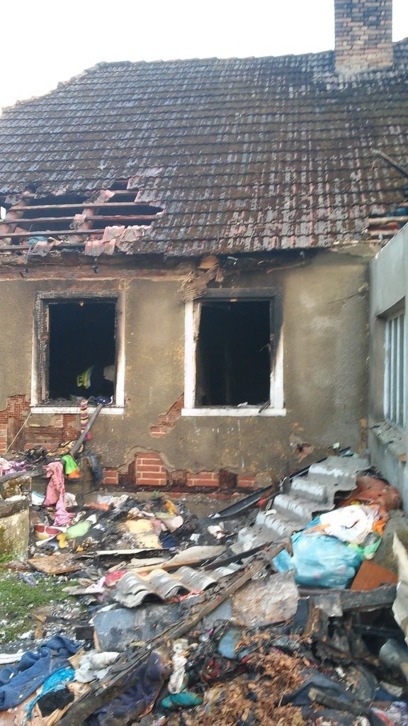 Pożar domu w Rąpinie gasiło sześć zastępów straży pożarnej
